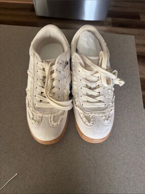 Universal Thread Cream Lace-Trim Sneakers